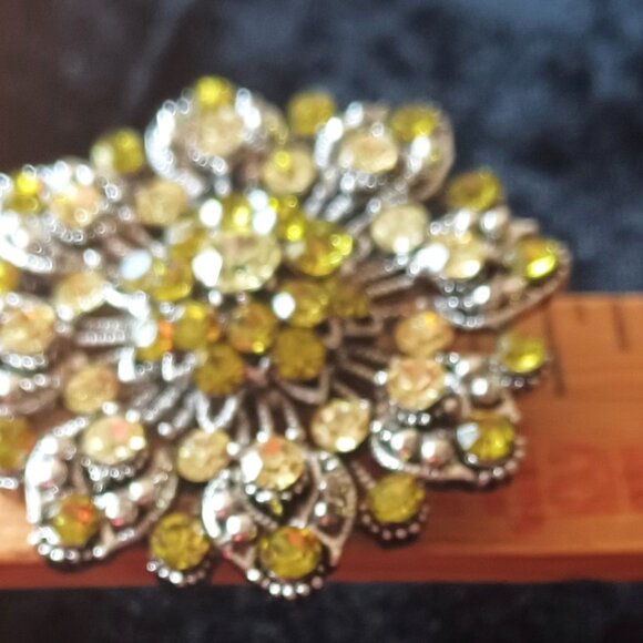 Gorgeous Peridot color Rhinestone brooch - Picture 5 of 5